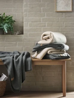 DAGLILJEPlaid polaire DAGLILJE 130x170 gris foncé