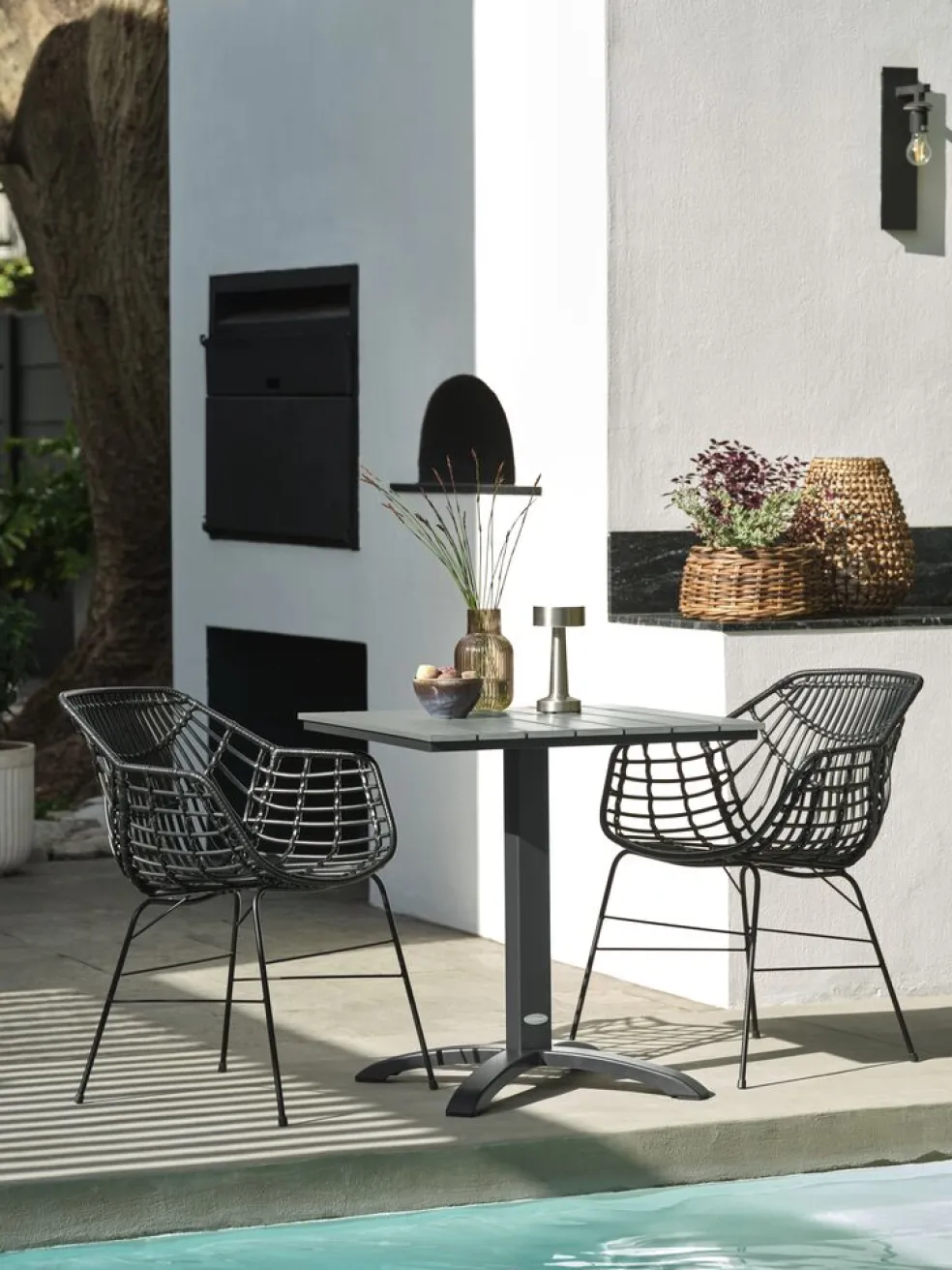 HOBRO + ILDERHUSEHOBRO L70 table gris + 2 ILDERHUSE chaises noir