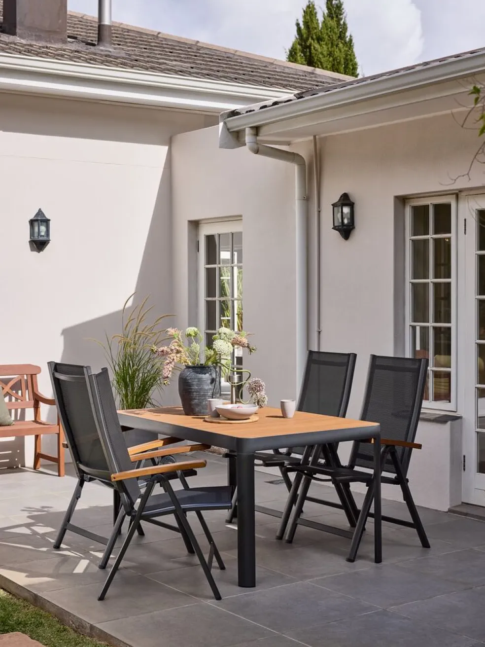 SIRDAL + SIRDALSIRDAL L149 table eucalyptus + 4 SIRDAL chaises gris