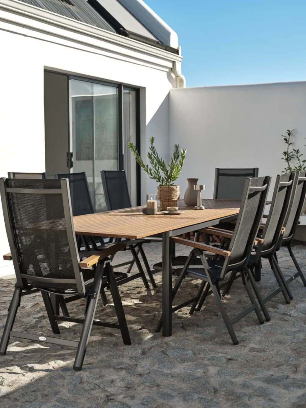 ULBJERG + SIRDALULBJERG L214/297 table eucalyptus + 4 SIRDAL chaises gris