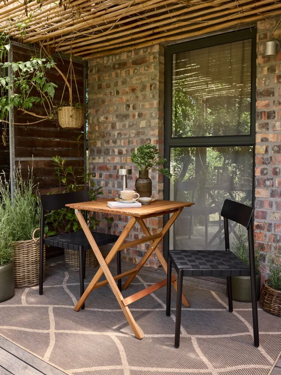 VRAADAL + HAGLEBUVRAADAL L62 table eucalyptus + 2 HAGLEBU chaises noir